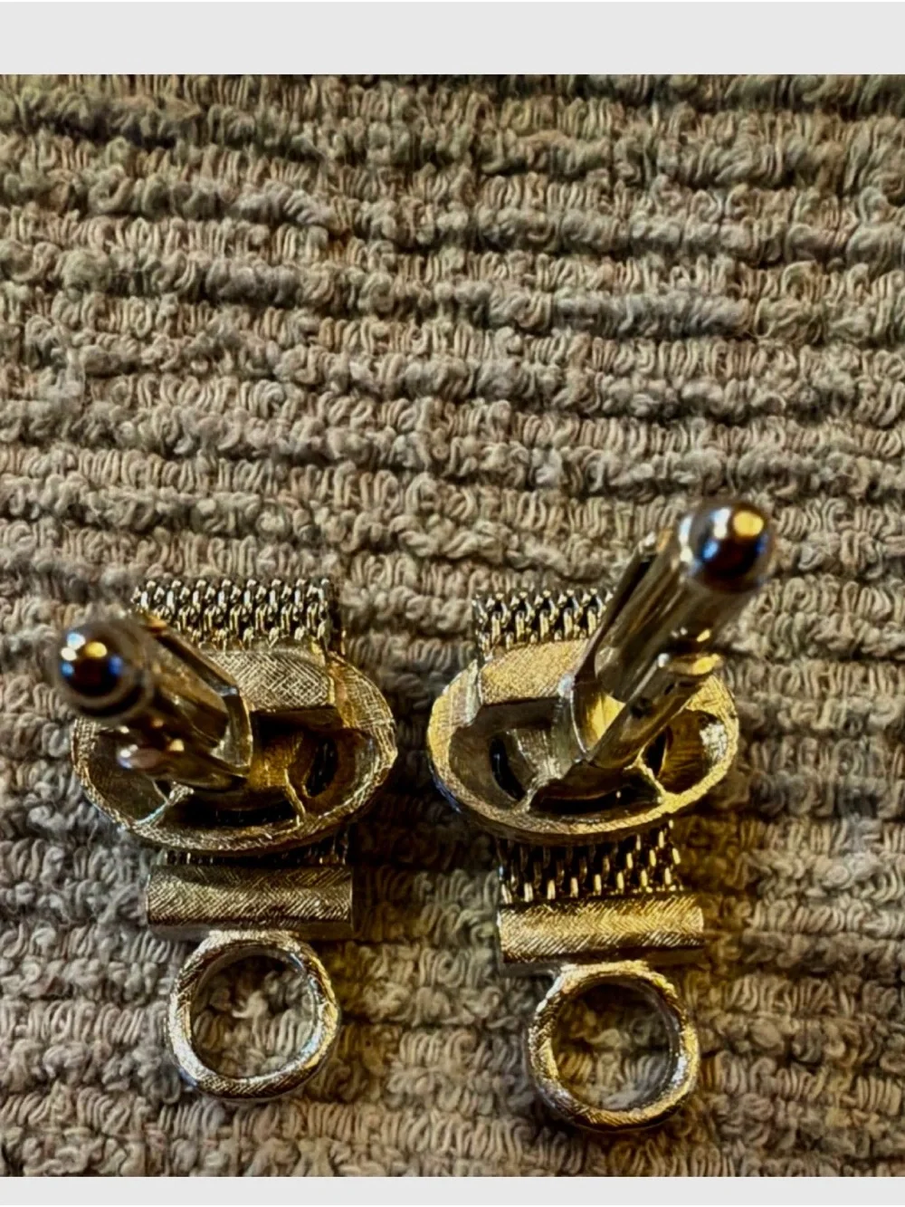 8 pairs of various Men's cufflinks.